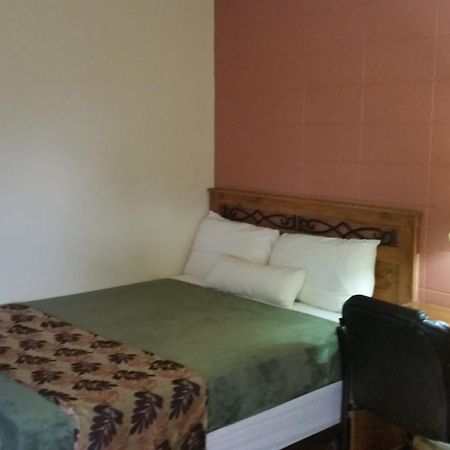 West Castle Motel Pincher Creek Room photo