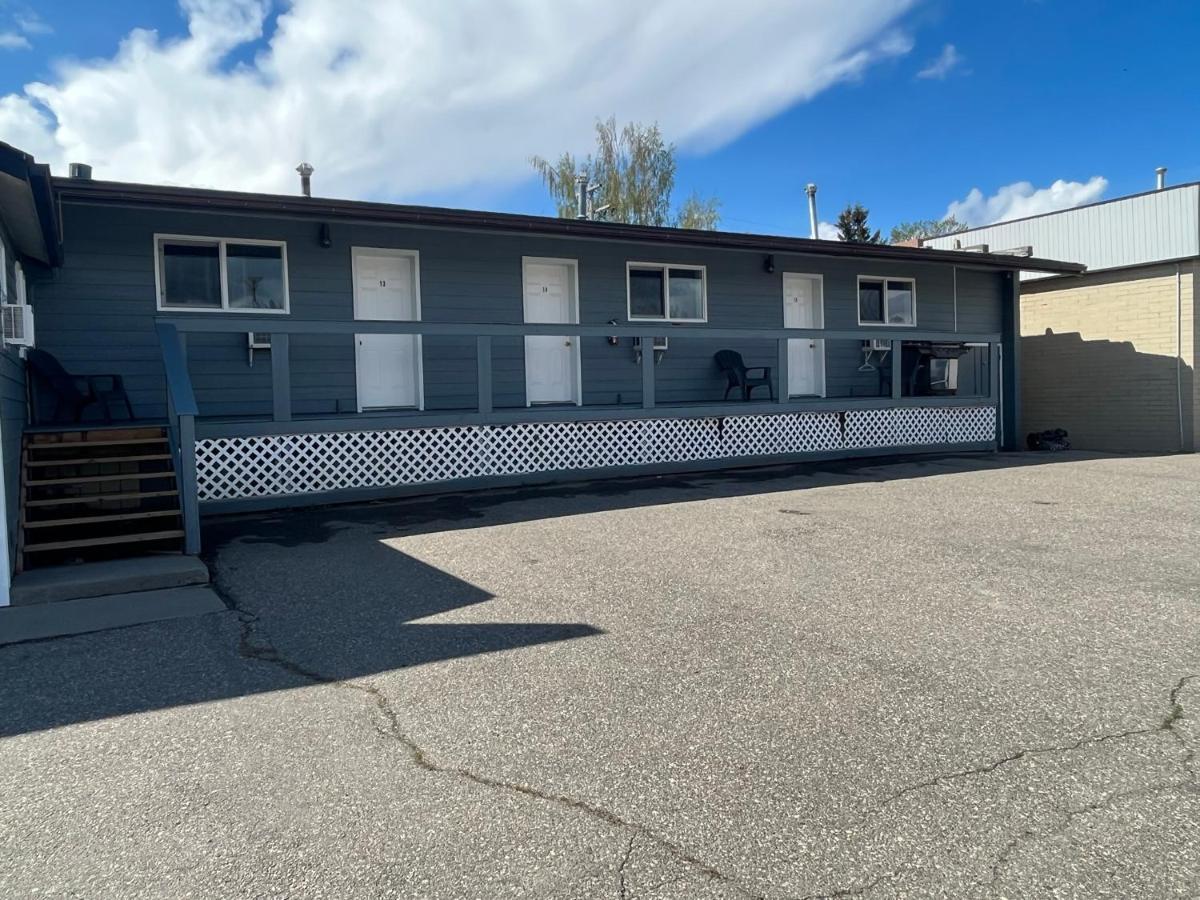 West Castle Motel Pincher Creek Exterior photo
