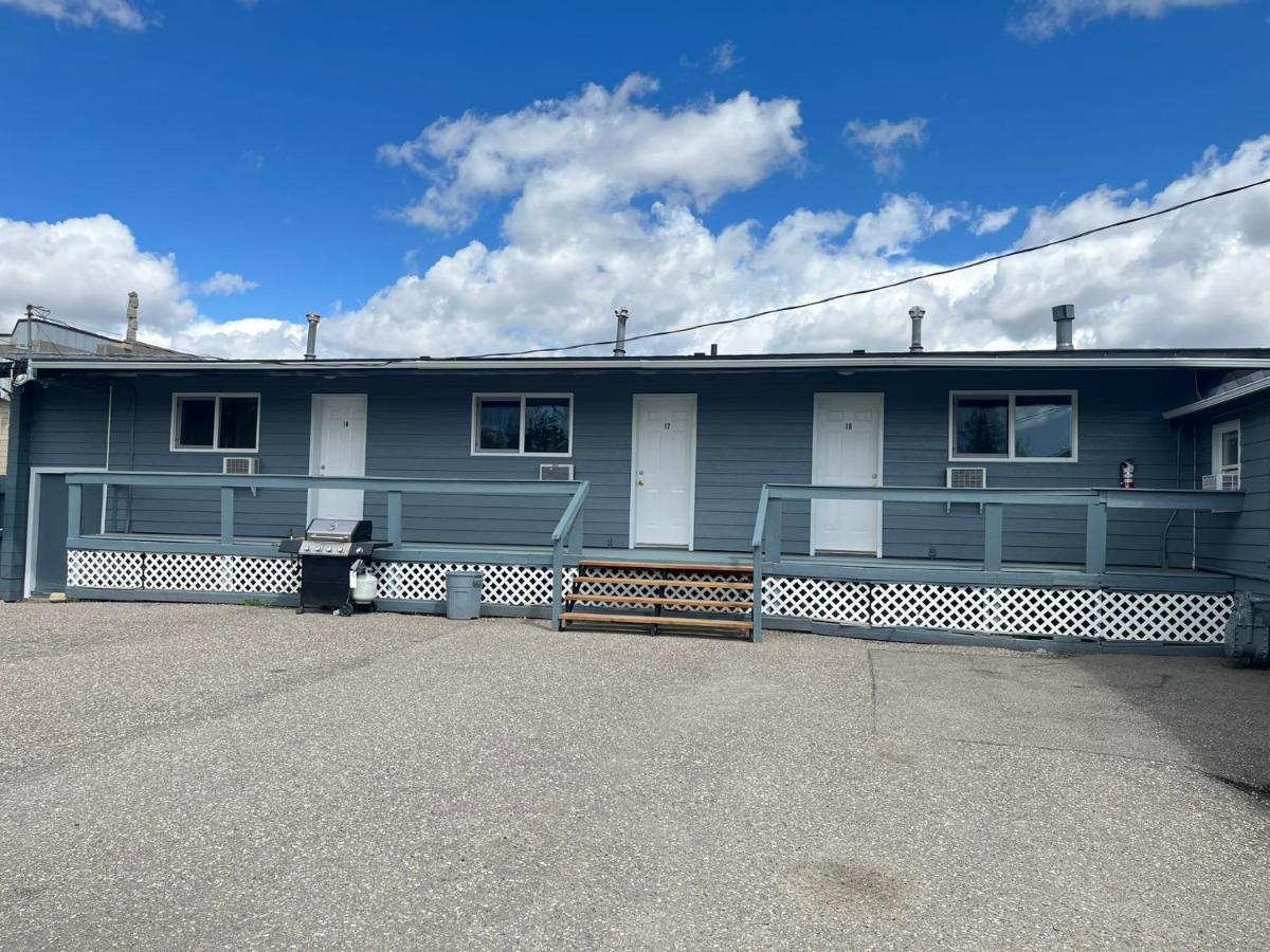 West Castle Motel Pincher Creek Exterior photo