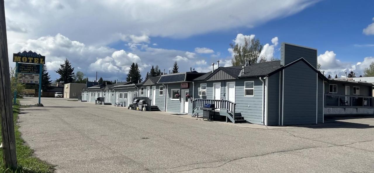West Castle Motel Pincher Creek Exterior photo