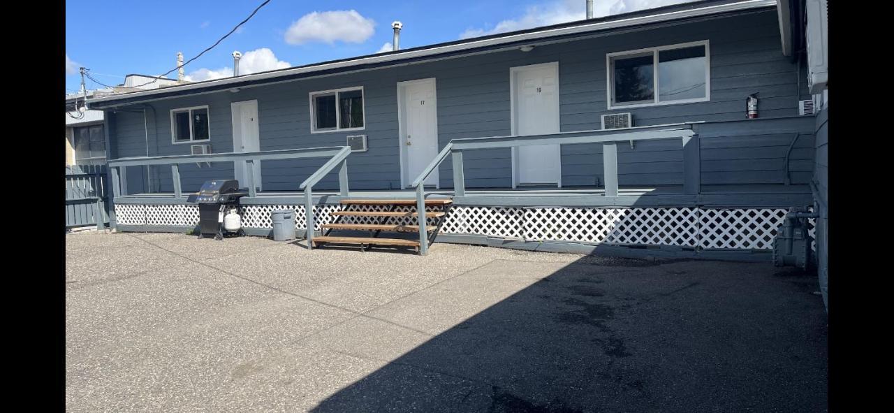 West Castle Motel Pincher Creek Exterior photo