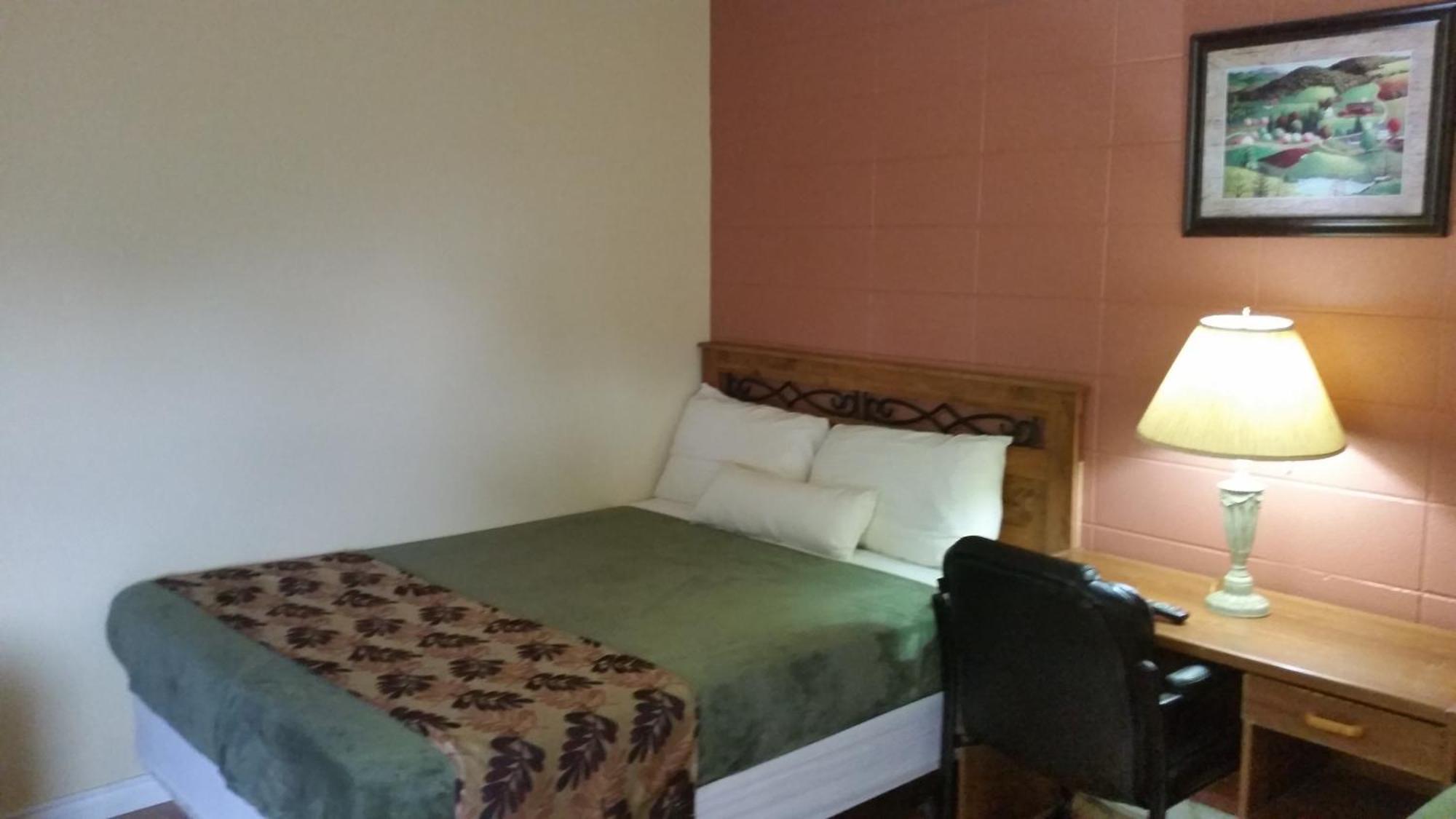 West Castle Motel Pincher Creek Room photo