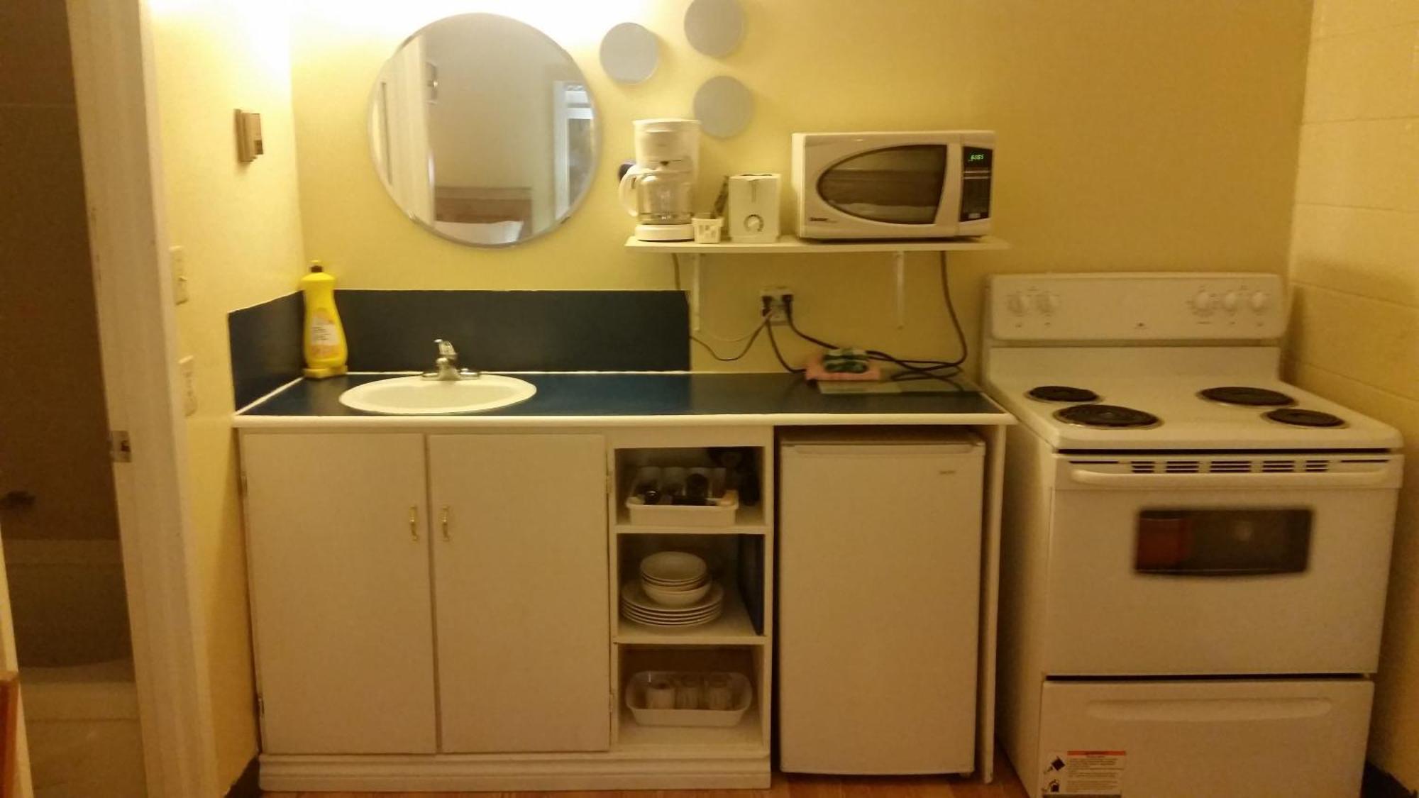 West Castle Motel Pincher Creek Room photo
