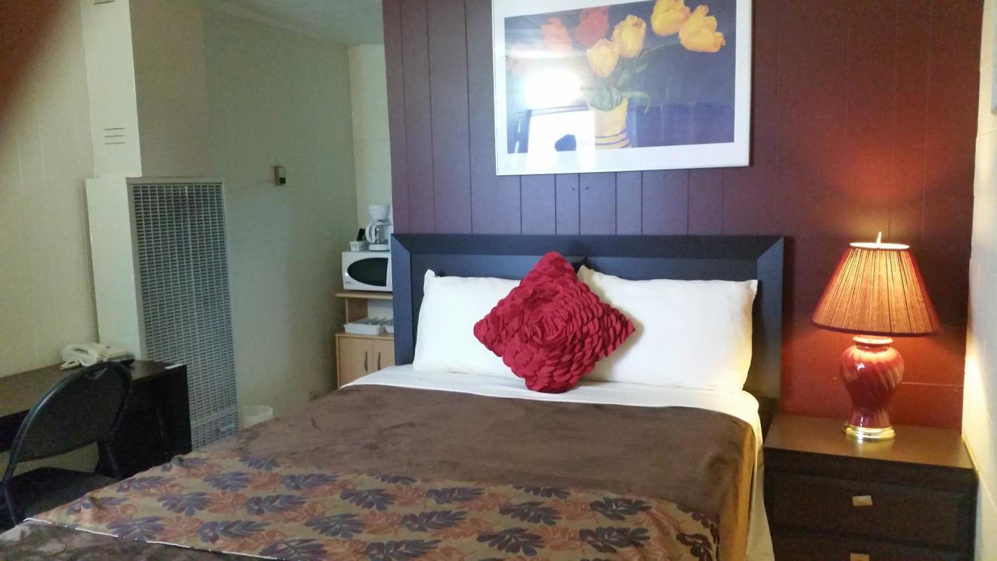 West Castle Motel Pincher Creek Room photo