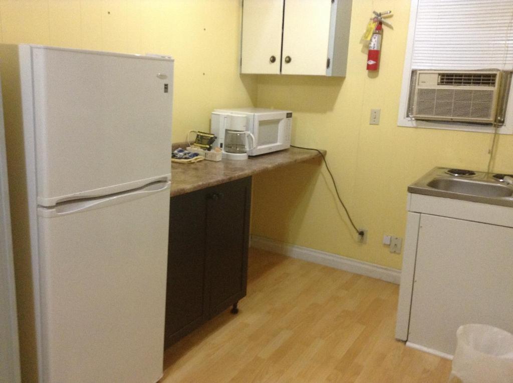 West Castle Motel Pincher Creek Room photo